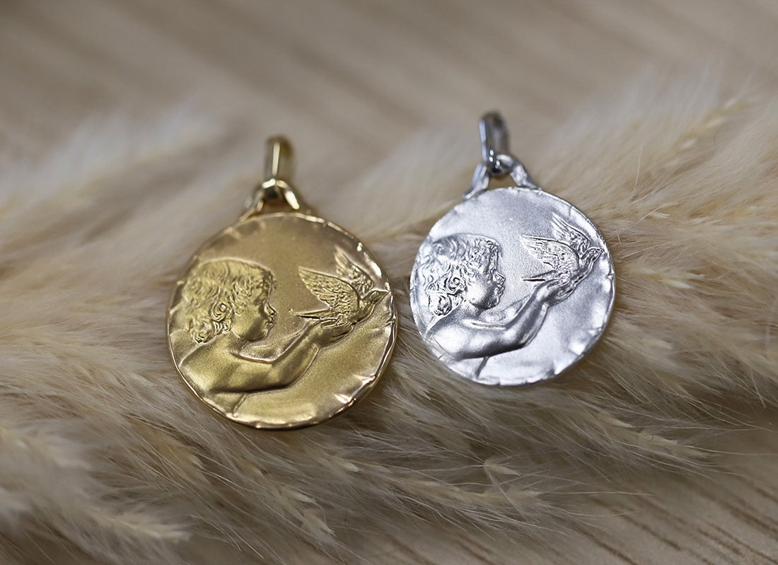 la médaille de baptême en or jaune ou or blanc ?