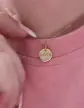 Collier avec Pendentif Rond Gravé Love en Or Jaune 18K