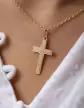 Croix Latine Gravée de Feuilles en Or