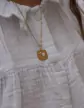 Médaille Carrée Or Jaune 18K et Pampilles