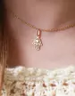 Pendentif Main de Fatma Ajouré Avec Cœur et Filigranes en Or