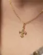 Pendentif Fleur de Lys Élégante en Or