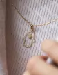 Pendentif Main de Fatma Ajourée et Étoile en Or Taille Intermédiaire
