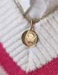 Médaille Ronde Lune Soleillée avec Ange Penseur en Or Personnalisable