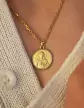 Médaille Ronde Bordure et Christ à l’Auréole en Relief en Or Personnalisable
