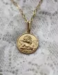 Petite médaille de baptême ange raphaël en or personnalisable