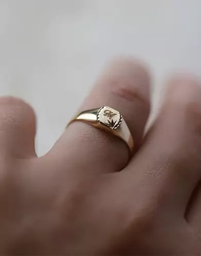 Chevalière Thérésa Brossée Étoilée Contour