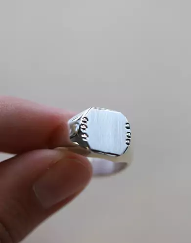 Chevalière Taylor Argent Massif Brossée