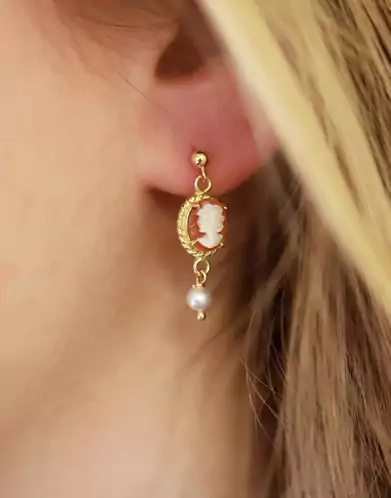 Boucles d'Oreilles Pendantes Camée et Perle