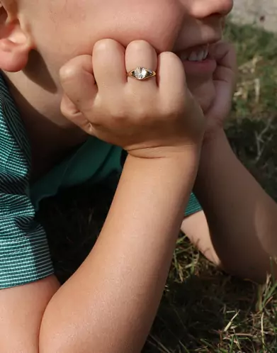Chevalière Enfant Orélie Ovale en Or Soleillé avec Diamant