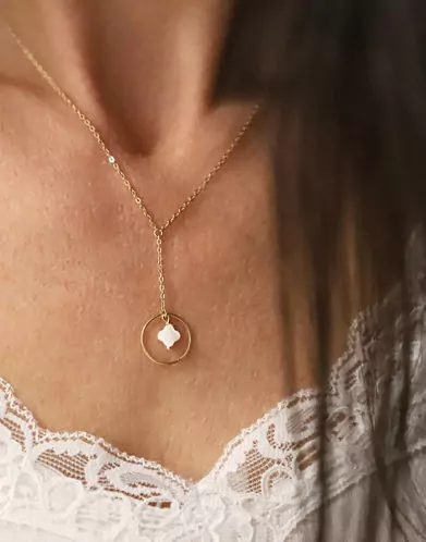 Collier en Or Jaune 18K Trèfle en Nacre Encerclé