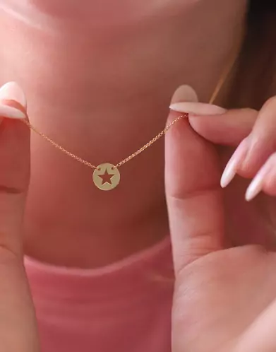 Collier Pièce Ronde Ajourée Étoile en Or Jaune 18K