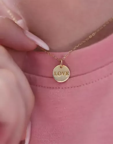 Collier avec Pendentif Rond Gravé Love en Or Jaune 18K
