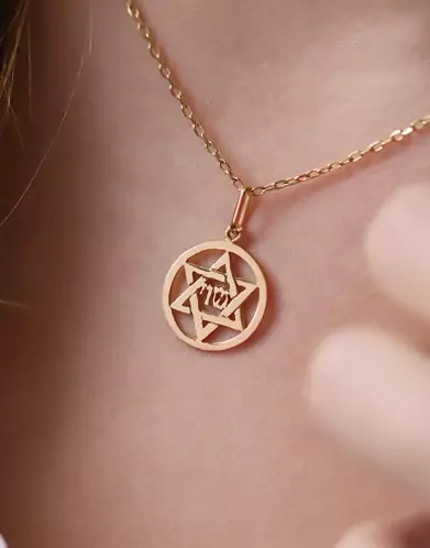 Pendentif en Or Étoile de David Ajourée Cerclée
