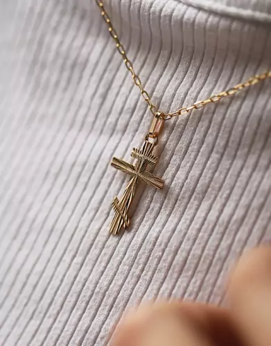 Croix Orthodoxe Byzantine Soleillée et Rainurée en Or