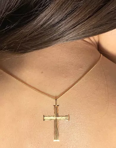 Pendentif Croix Latine en Or Rainurée et Soleillée Personnalisable