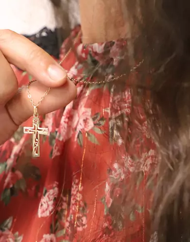 Croix Latine Soleillée Ajourée Filigrane en Or