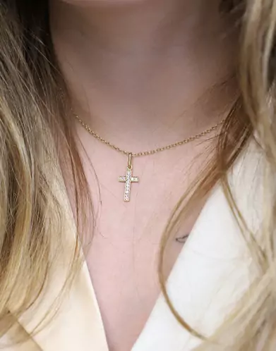 Pendentif Croix Latine en Or Jaune Sertie de Diamants