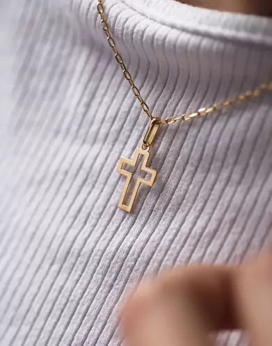 Pendentif Croix Latine Ajourée Arabesque en Or – Petit Modèle