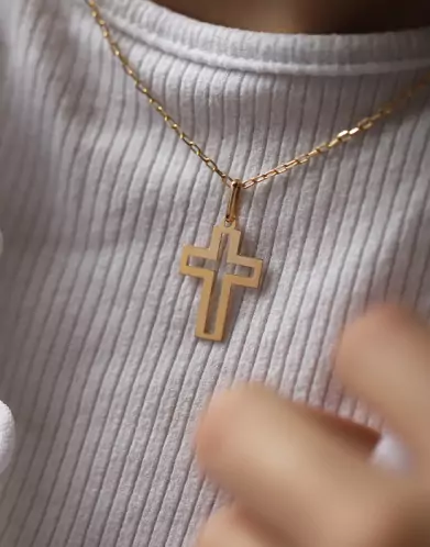 Pendentif Croix Latine Ajourée en Or – Grand Modèle