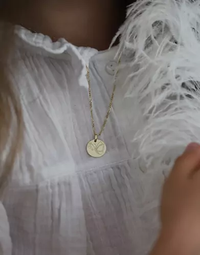 Médaille Ronde en Or Gravée Petit Papillon et Cœurs Personnalisable