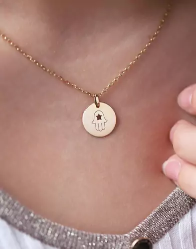 Médaille Gravée Main de Fatma Ajourée Étoile en Or Personnalisable