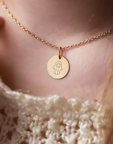 Médaille Gravée Main de Fatma et Étoile en Or Personnalisable