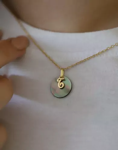 Pendentif Lettre en Or avec Nacre – Petit Modèle