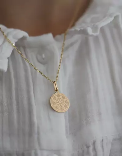 Médaille Ronde en Or Gravée Fleur Cercles et Abeilles Personnalisable