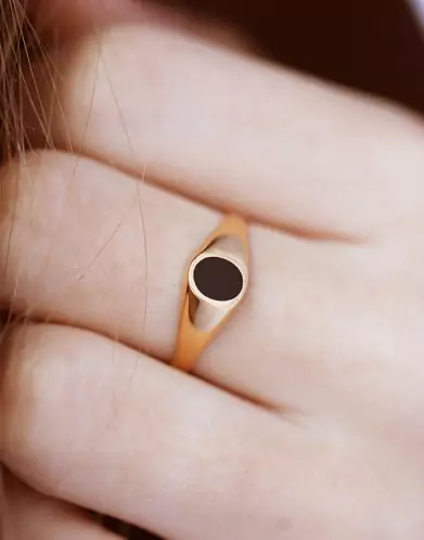Chevalière Enfant Rose en Or avec Onyx