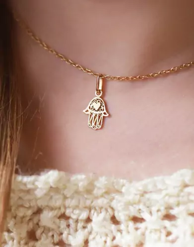 Pendentif Main de Fatma Ajouré Avec Cœur et Filigranes en Or
