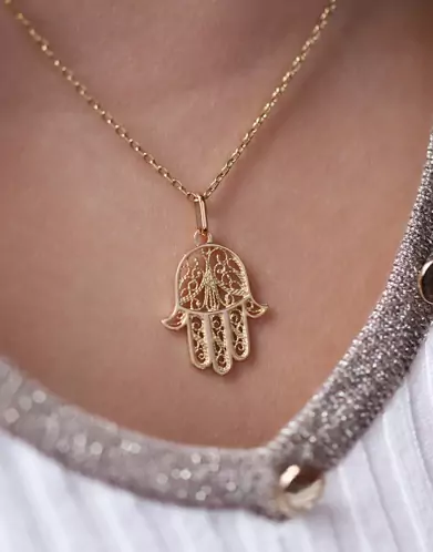 Pendentif Main de Fatma Ajourée Filigrane en Or Modèle Taille Intermédiaire
