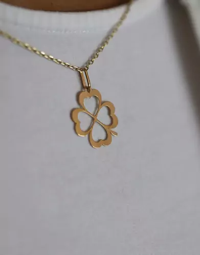 Pendentif Trèfle 4 Cœurs Ajourés en Or – Modèle Taille Intermédiaire