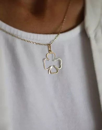 Pendentif Trèfle 4 Feuilles Ajouré en Or – Modèle Taille Intermédiaire