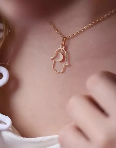 Pendentif Main de Fatma Ajourée et Lune en Or Modèle Taille Intermédiaire