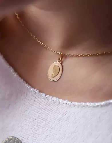 Médaille ovale de la Vierge priant