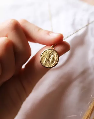Médaille Sainte Bernadette en Or Personnalisable – Petit Modèle