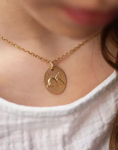 Médaille Ovale Ange qui Dort en Relief en Or Personnalisable