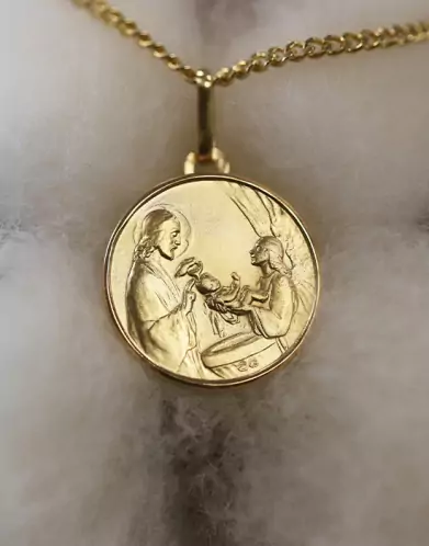 Médaille Ronde Scène du Baptême en Relief en Or Personnalisable