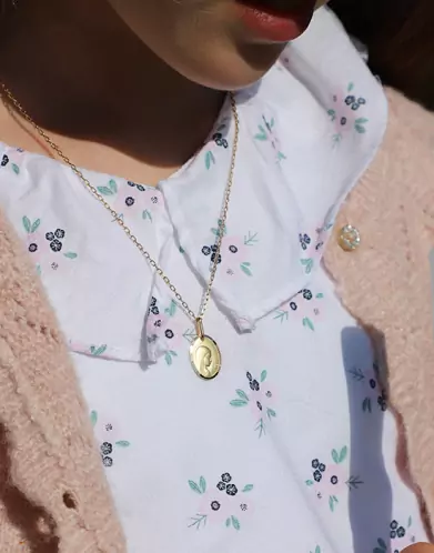 Médaille de la vierge priant ovale contourée