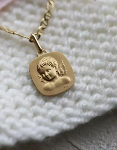 Médaille de baptême ange ailes en or personnalisable
