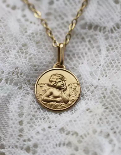 Petite médaille de baptême ange raphaël en or personnalisable