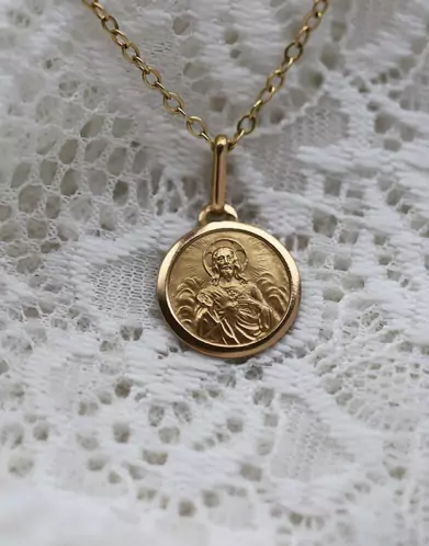 Médaille christ avec contour en or personnalisable