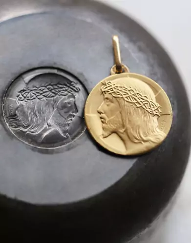 Grande médaille christ de profil en or personnalisable