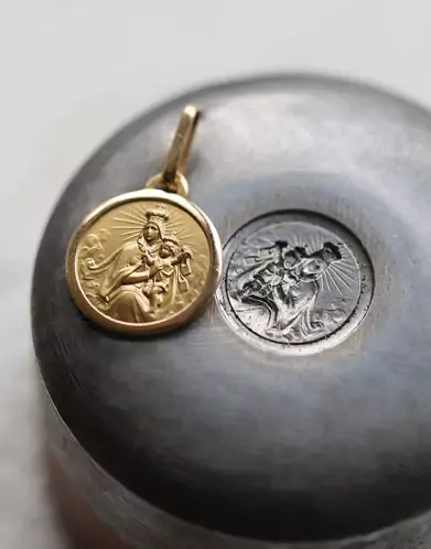 Médaille de baptême Vierge Enfant Contour en or Personnalisable