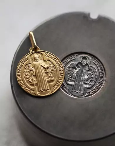 Grande médaille Saint Benoît en or personnalisable