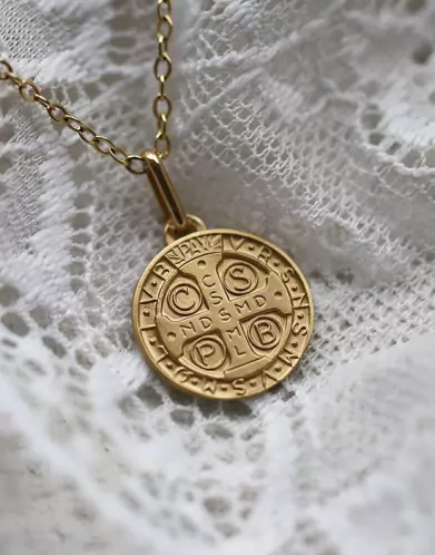 Médaille Croix de Saint Benoît en or personnalisable