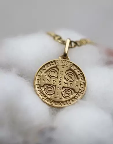 Grande médaille Croix de Saint Benoît en or personnalisable