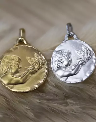 Médaille Enfant à la Colombe en relief Petit Modèle