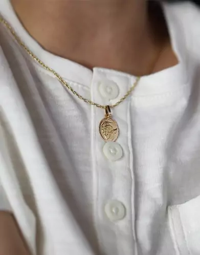 Médaille Ovale Étoilée avec Ange Penseur en Relief en Or Personnalisable